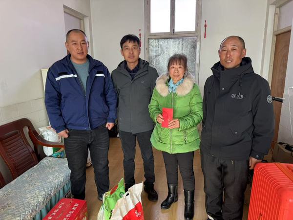 陈静拜访优秀员工家属合影.jpg